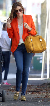 组图：米兰达-可儿现身悉尼 带儿子散步