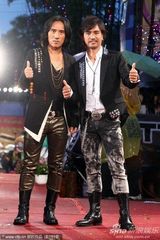 高清组图：金曲奖红毯星光熠熠 那英躲雨不顾形象