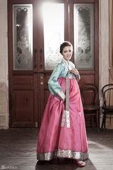 高清图：韩星徐智英韩服婚照曝光 甜蜜幸福满溢