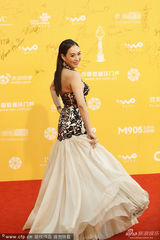 组图：辣妈钟丽缇携手谭耀文 甜笑飞吻露美肩