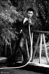 组图：胡军时尚写真魅力熟男展英雄本色