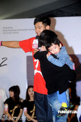 幻灯图：Lucas出席活动乖巧可爱 被粉丝尖叫吓哭