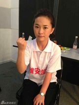 组图：雅安断腿舞蹈老师志愿者亮相 回应质疑