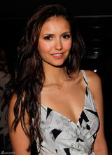 组图：《吸血鬼日记》情侣妮娜和男友伊恩亮相