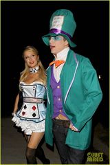 组图：帕里斯携男友现身派对 化身爆乳扑克牌女仆