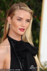 组图：罗西-汉丁顿-惠特莉高开衩礼服性感诱惑