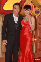 组图：杨怡佩戴千万项链惹眼 和吴卓羲手拖手现身