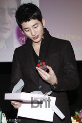 组图：朴施厚与粉丝共同收看《清潭洞》大结局