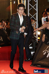 组图：李秉宪韩孝珠等亮相《光海》红毯秀