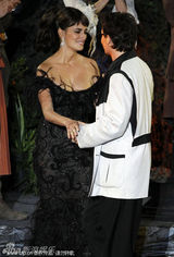 组图：德普短发亮相《海盗4》 佩内洛普似优雅人鱼