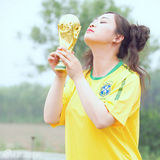 幻灯图：芙蓉姐姐穿巴西队服 捧大力神杯拍写真