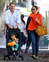 组图：米兰达-可儿现身悉尼 带儿子散步