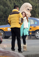 组图：姚笛任重路边拍戏对剧本 姚笛换百万豪车