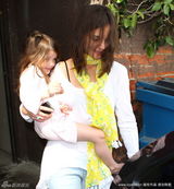 幻灯图：凯蒂携女出行 苏瑞得意向狗仔炫耀巧克力