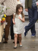 组图：小苏瑞与母亲凯蒂逛花市 调皮可爱不惧被拍