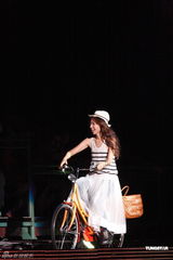 组图：陈綺贞小巨蛋开唱 脚踏车上场展独特摇滚风