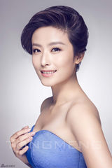 组图：徐百卉湖蓝色晚礼优雅出镜