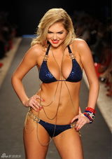 组图：超模凯特-阿普顿为内衣走秀 胸部丰满