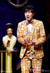 组图：李钟赫任昌丁演歌舞剧《穿透墙壁的男人》