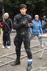 组图：汪东城《姐姐立正向前走》倒吊钢索保千万险