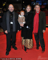 幻灯图集：《谜团》首映 女导演抱宝宝亮相