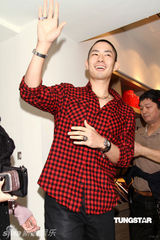 幻灯图：吴建豪小平头亮相 坦陈公司员工涉毒问题