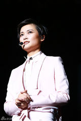 组图：李宇春青岛个唱劲歌热舞表情卖萌