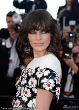 组图：米拉-乔沃维奇戛纳走秀 碎花长裙雷人