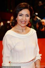 组图：电影《镇上的两人》首映 女星秀性感美背