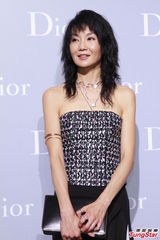 组图：钟楚红张曼玉同台亮相 全智贤露香肩