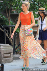 组图：莱弗利碎花裙赶拍《绯闻女孩》 搞怪表情不断