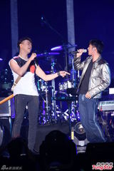 组图：陶喆个唱落泪忆亡父 与谢霆锋同台飙吉他