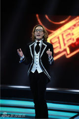 组图：《演说家》乐嘉拥吻清纯女大学生