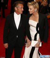 组图：塞隆红毯长裙坠地优雅 西恩-潘绅士风范