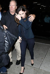 组图：梅根-福克斯外出看电影 已恢复美好身材