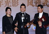组图：金鸡百花节颁奖礼后台 众星亲吻奖杯