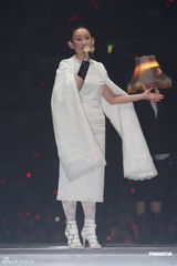 组图：黄伟文作品展落幕 陈奕迅何韵诗台上激吻