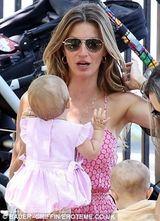 组图：邦臣粉色亲子装显性感 爱女气场不输妈妈