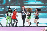 组图：香港巨蛋音乐节f(x)领衔冒台风献歌舞