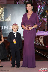 组图：钟楚红亮相圣诞活动 低胸长裙优雅出镜