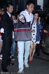 组图：李小璐短裙捞金不畏寒冷 助理怒视镜头