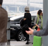 组图：姚贝娜素颜黑装现身机场 遇粉丝索签名