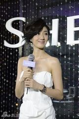 组图：桂纶镁低胸礼服亮相上海