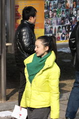 组图：北影放榜日最美工作人员与考生竞艳