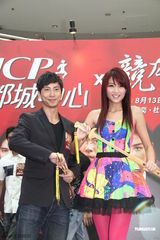 组图：黄奕香港宣传新片 杜宇航陈嘉桓表演武术