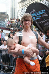组图：美国内衣节街头狂欢 阿曼达妮可裸上身