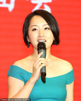 组图：杨钰莹性感绿裙亮相 紧身裙难掩身材发福