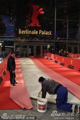 高清组图：柏林电影宫外忙碌不停 工作人员紧张布置
