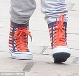 组图：小七披发踩红靴抢镜 贝帅抱女儿父爱十足