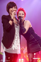 高清组图：温岚红发造型助阵黄小琥 大跳火辣断背舞